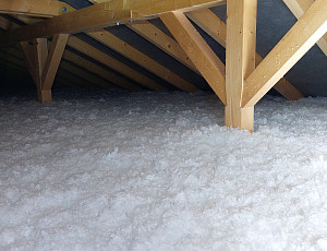 Zateplení stropu dřevostavby pomocí foukané izolace